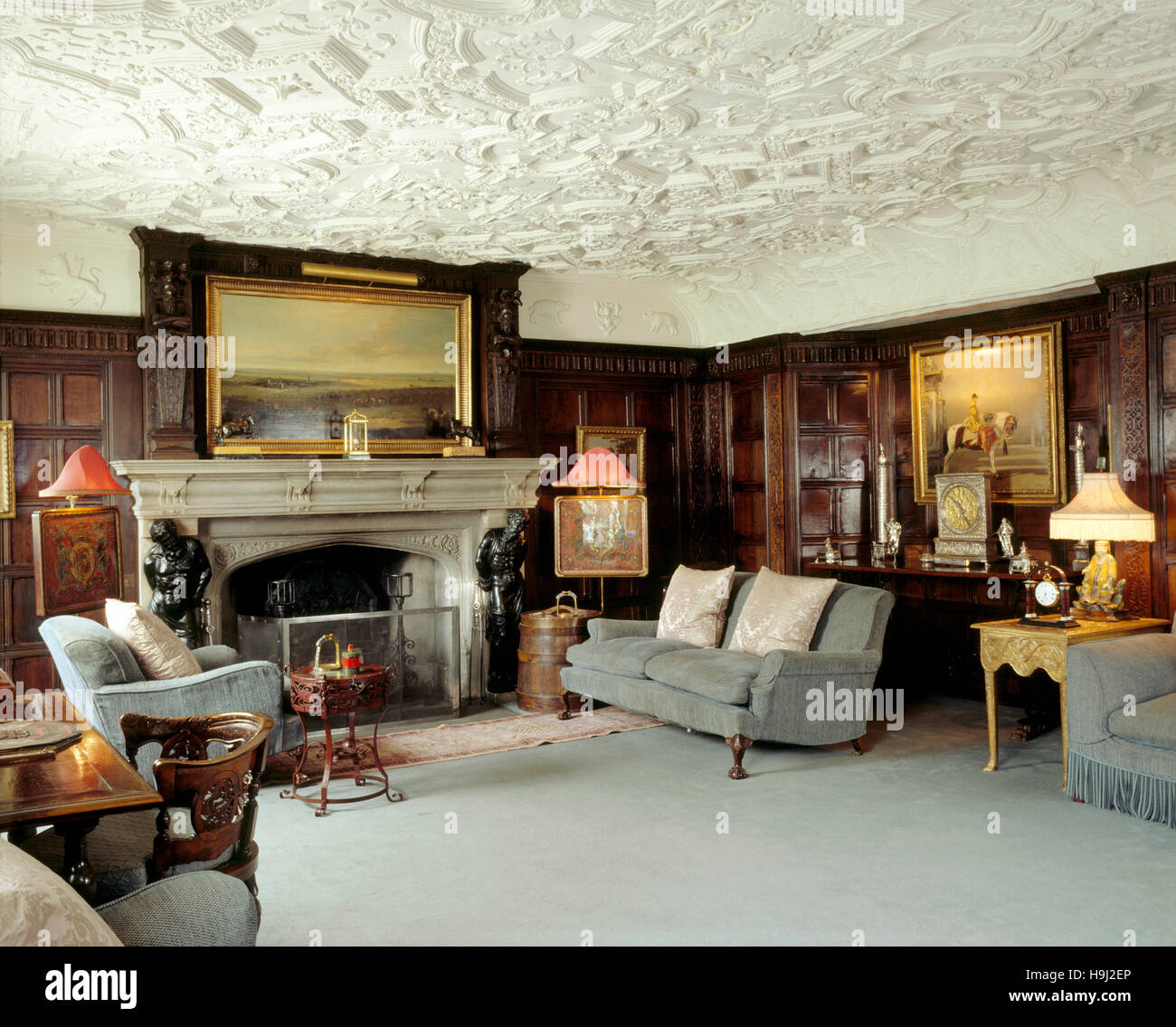 Oak Room auf dem Kalkstein-Kamin. Die Decke wurde vom Rentier Inn at Banbury kopiert. Frühen C17th Eiche Verkleidung Stockfoto