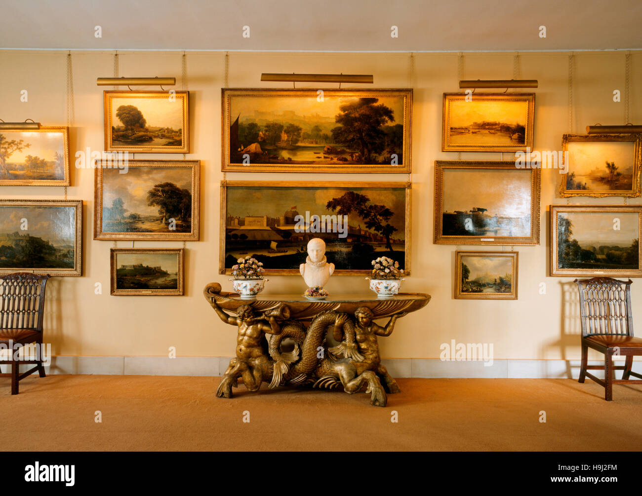 Die obere Galerie zeigt die Gemälde von Windsor Castle gesammelt von Herrn Fairhaven (1896-1966). Italienische vergoldeten Tisch Stockfoto