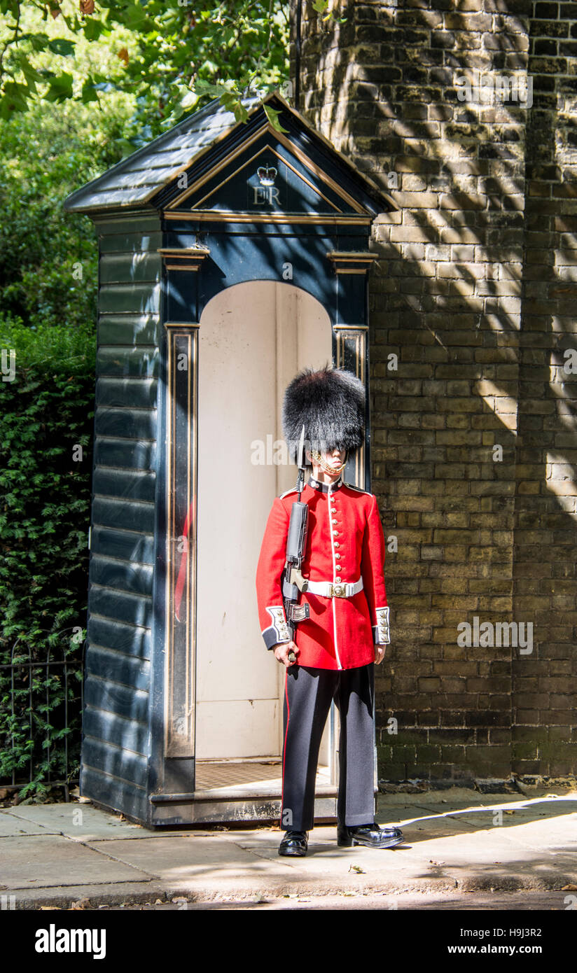 London, England - 29. Juli 2014: Royal Guard außerhalb St. James Palace, Stallhof Road, London gebucht. Stockfoto