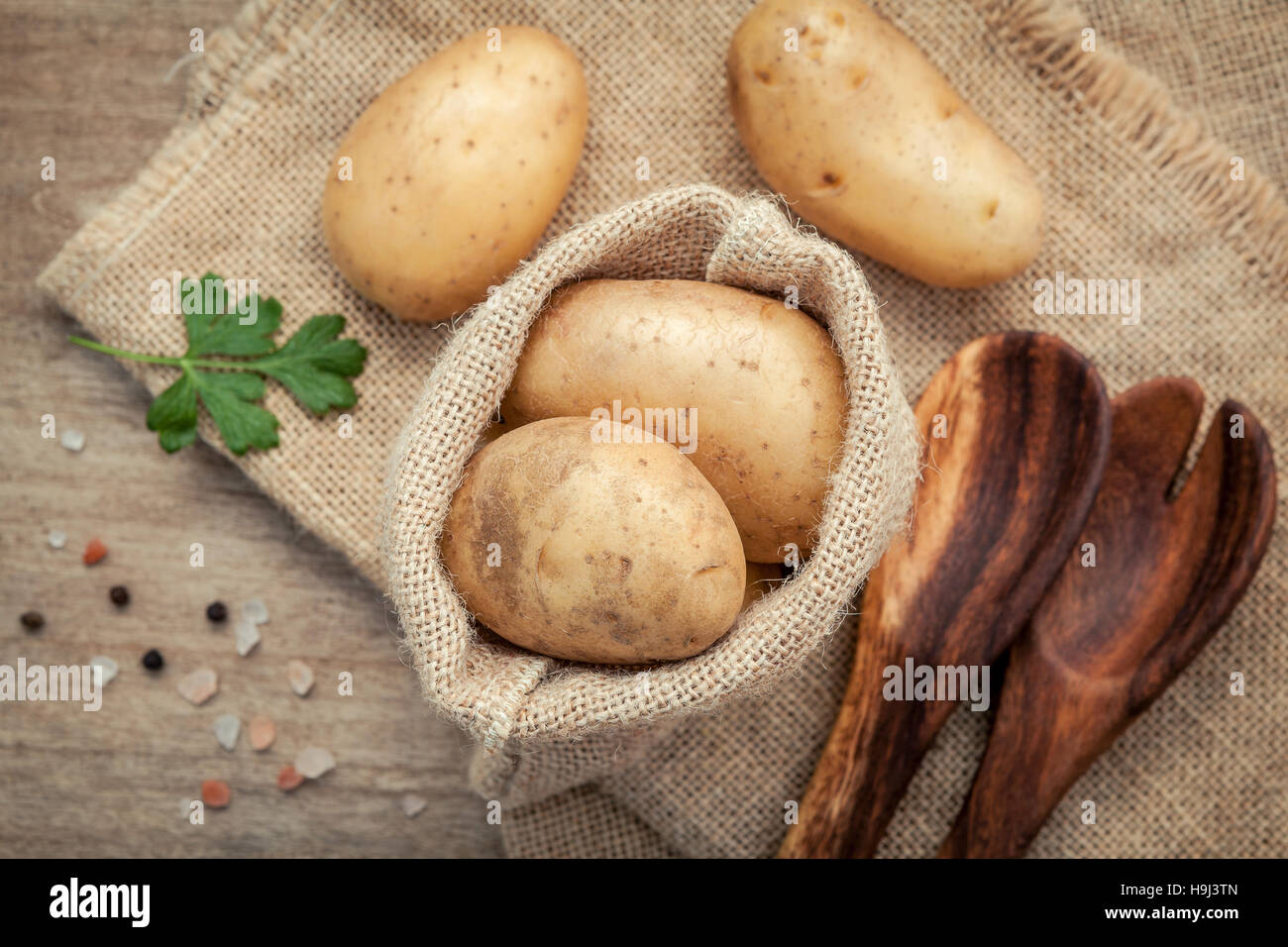 Frische Bio-Kartoffeln in Hanf Willen Tasche mit Petersilie, Salz und p Stockfoto