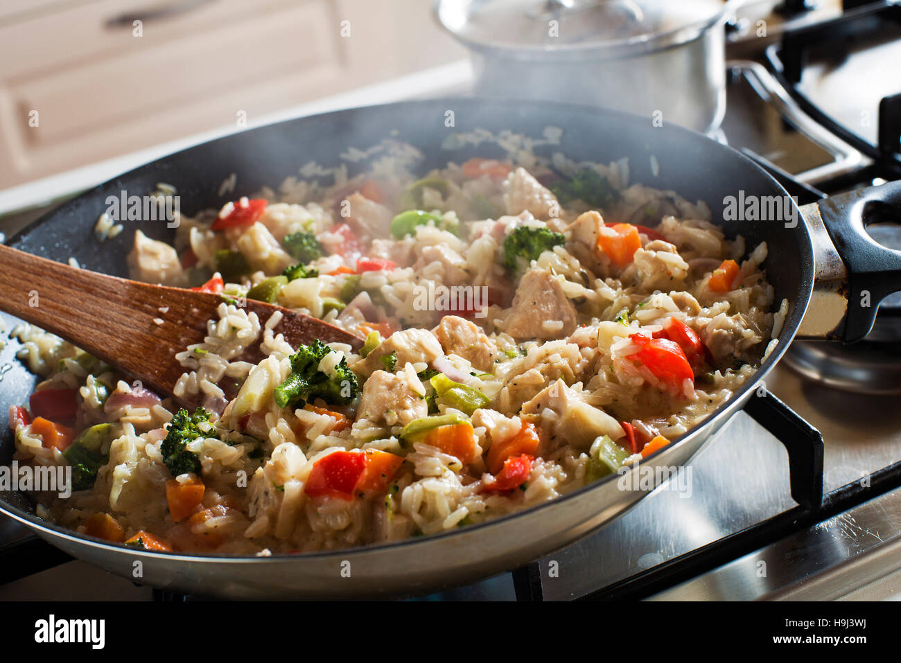Risotto Kochen am Herd-Nahaufnahme Stockfoto