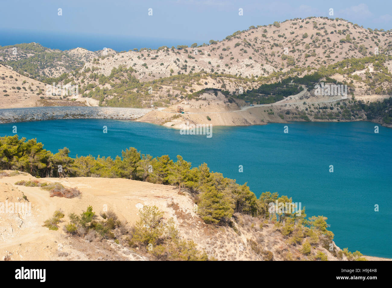 Trinken und Bewässerung Wasser-Reservoir in der Nähe von Geçitköy, Zypern. Das Wasser wird aus der Türkei über eine Unterwasser-Pipeline versorgt. Stockfoto