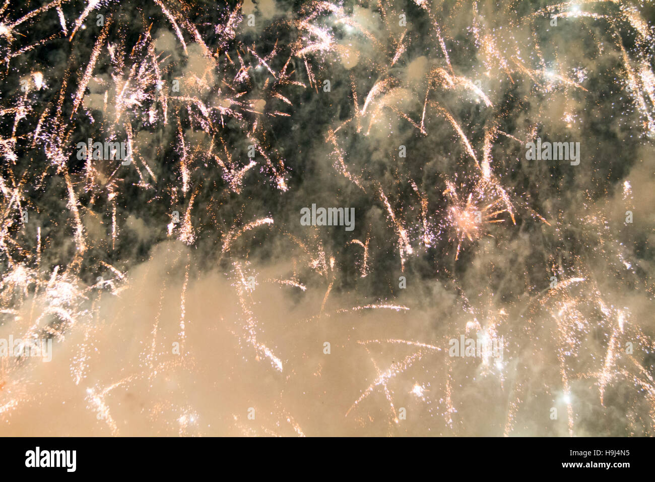 Buntes Feuerwerk auf dem Himmel Hintergrund, Weihnachten und Neujahr-Konzept Stockfoto