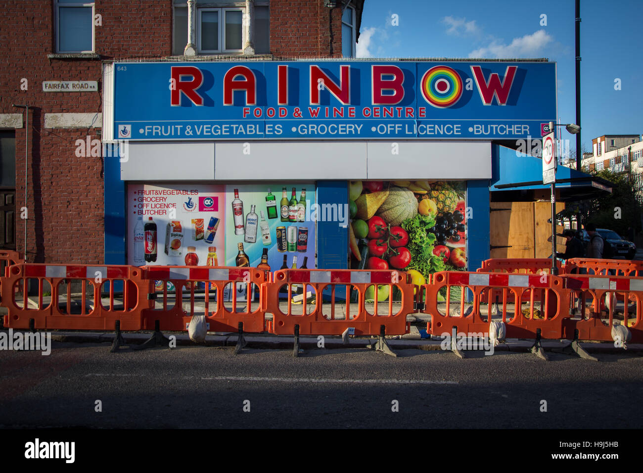 Regenbogen Corner Shop & Off Lizenz in Harringay, Nord-London Stockfoto