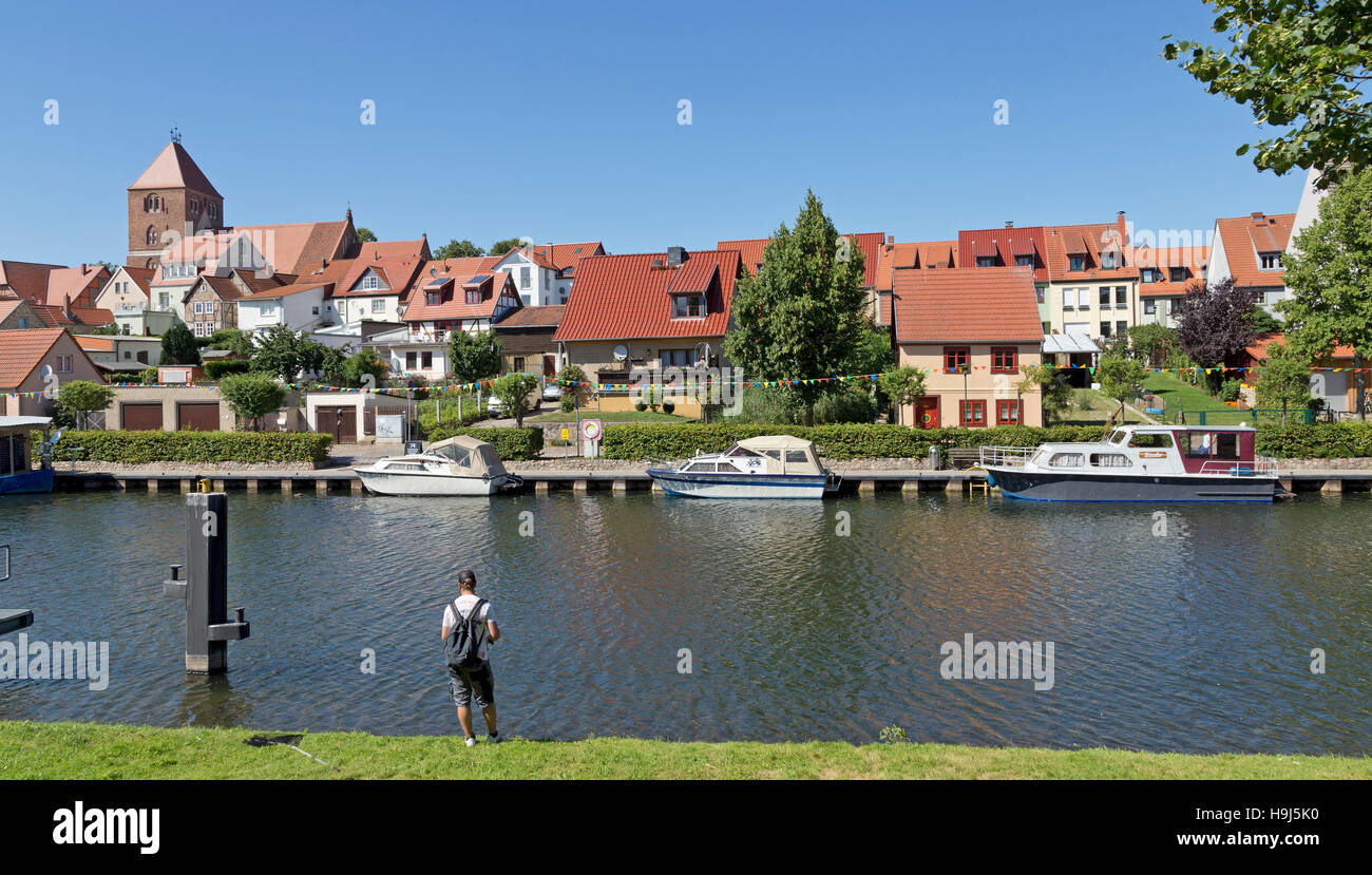 Kirche und Fluss Elde, Plau am See, Mecklenburgische Seenplatte, Mecklenburg-West Pomerania, Deutschland Stockfoto