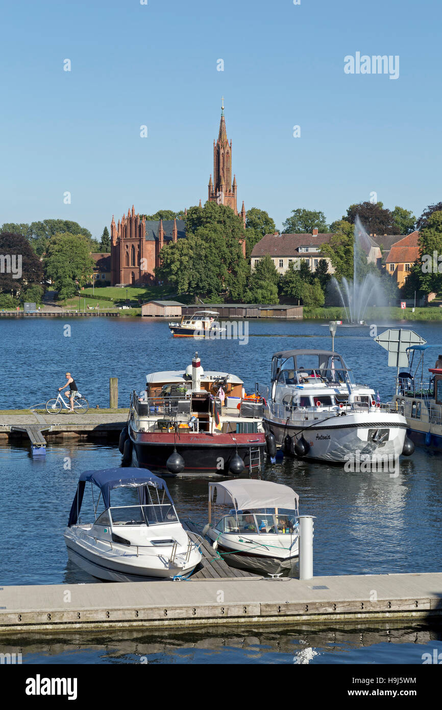 Kirche und See, Malchow, Mecklenburgische Seenplatte, Mecklenburg-West Pomerania, Deutschland Stockfoto