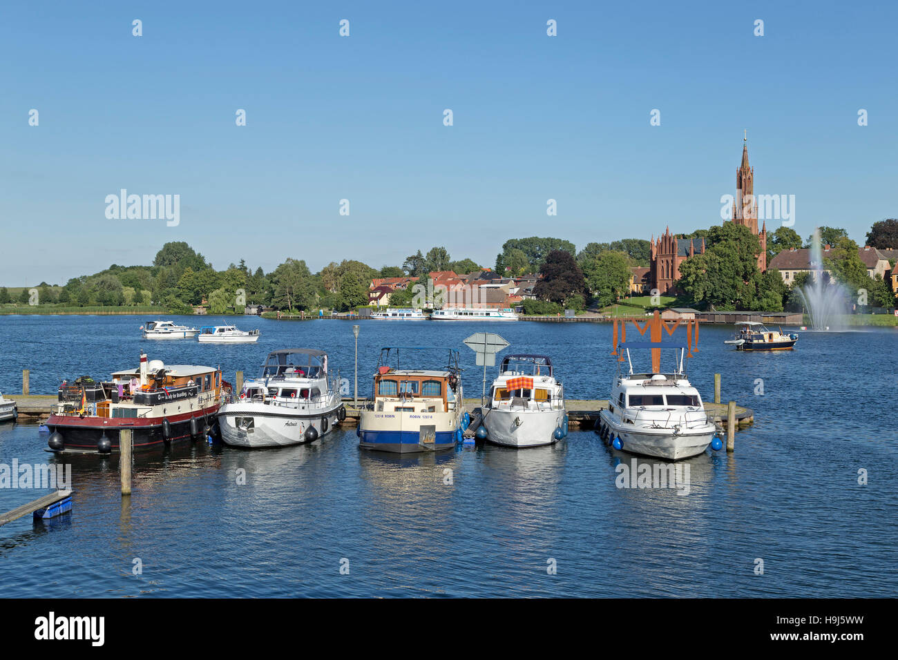 Kirche und See, Malchow, Mecklenburgische Seenplatte, Mecklenburg-West Pomerania, Deutschland Stockfoto