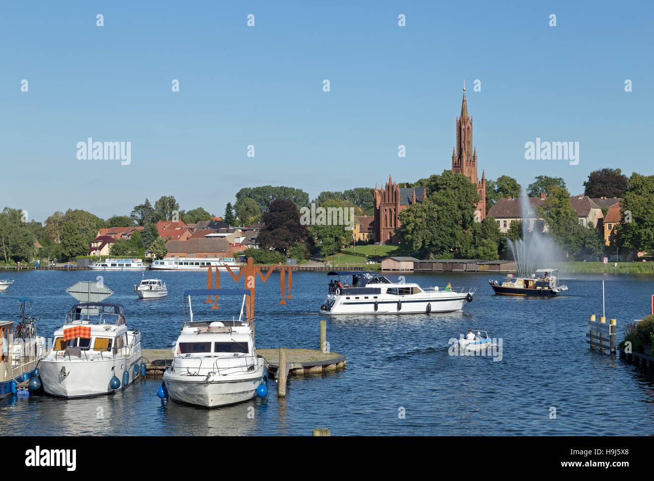 Kirche und See, Malchow, Mecklenburgische Seenplatte, Mecklenburg-West Pomerania, Deutschland Stockfoto