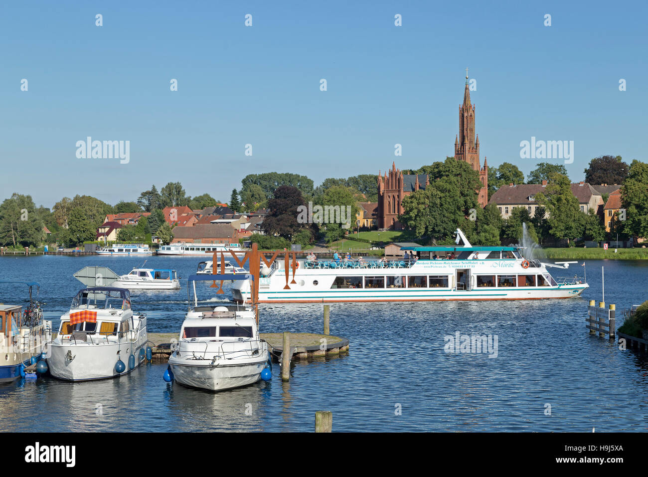 Kirche und See, Malchow, Mecklenburgische Seenplatte, Mecklenburg-West Pomerania, Deutschland Stockfoto
