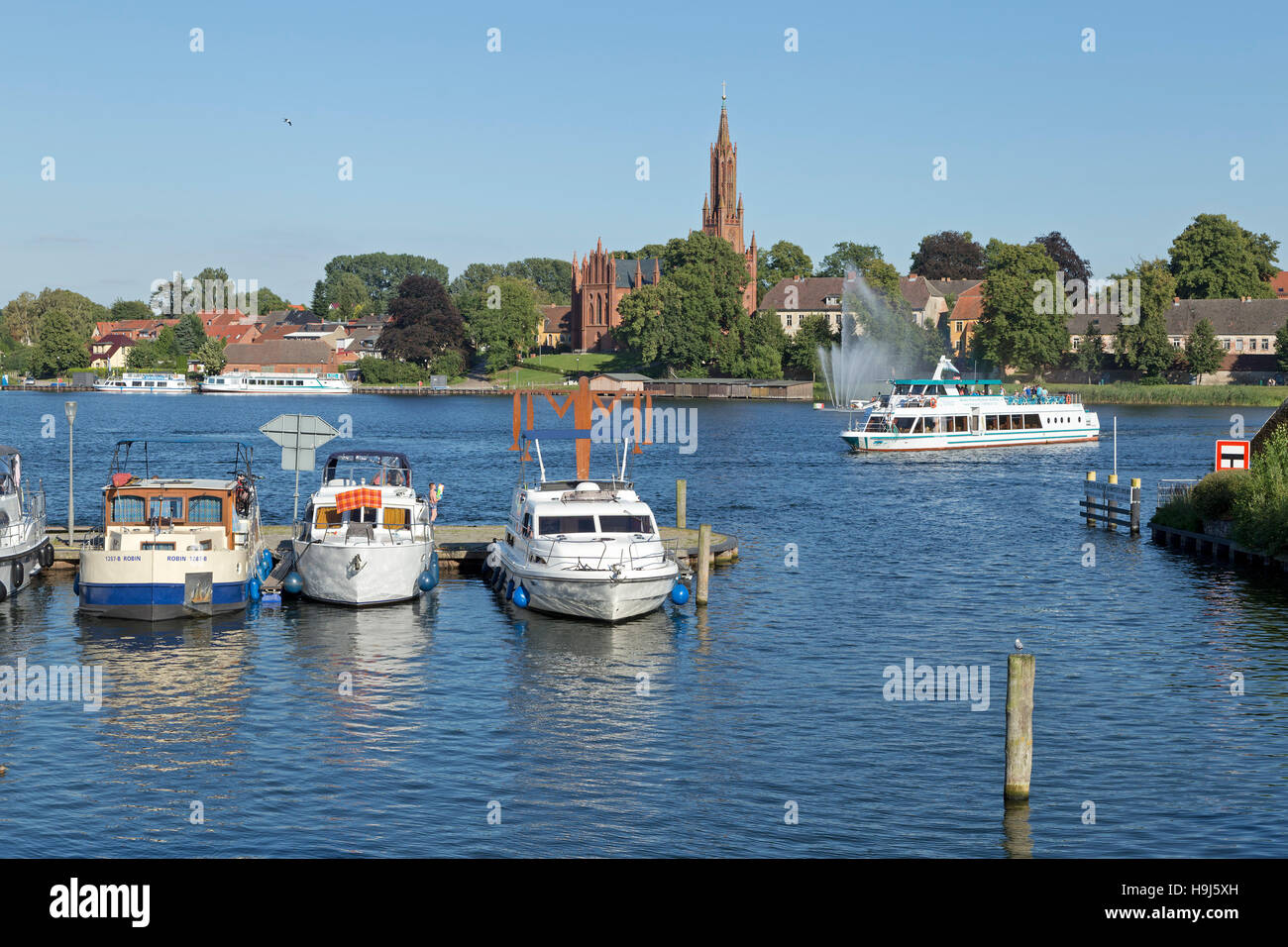 Kirche und See, Malchow, Mecklenburgische Seenplatte, Mecklenburg-West Pomerania, Deutschland Stockfoto
