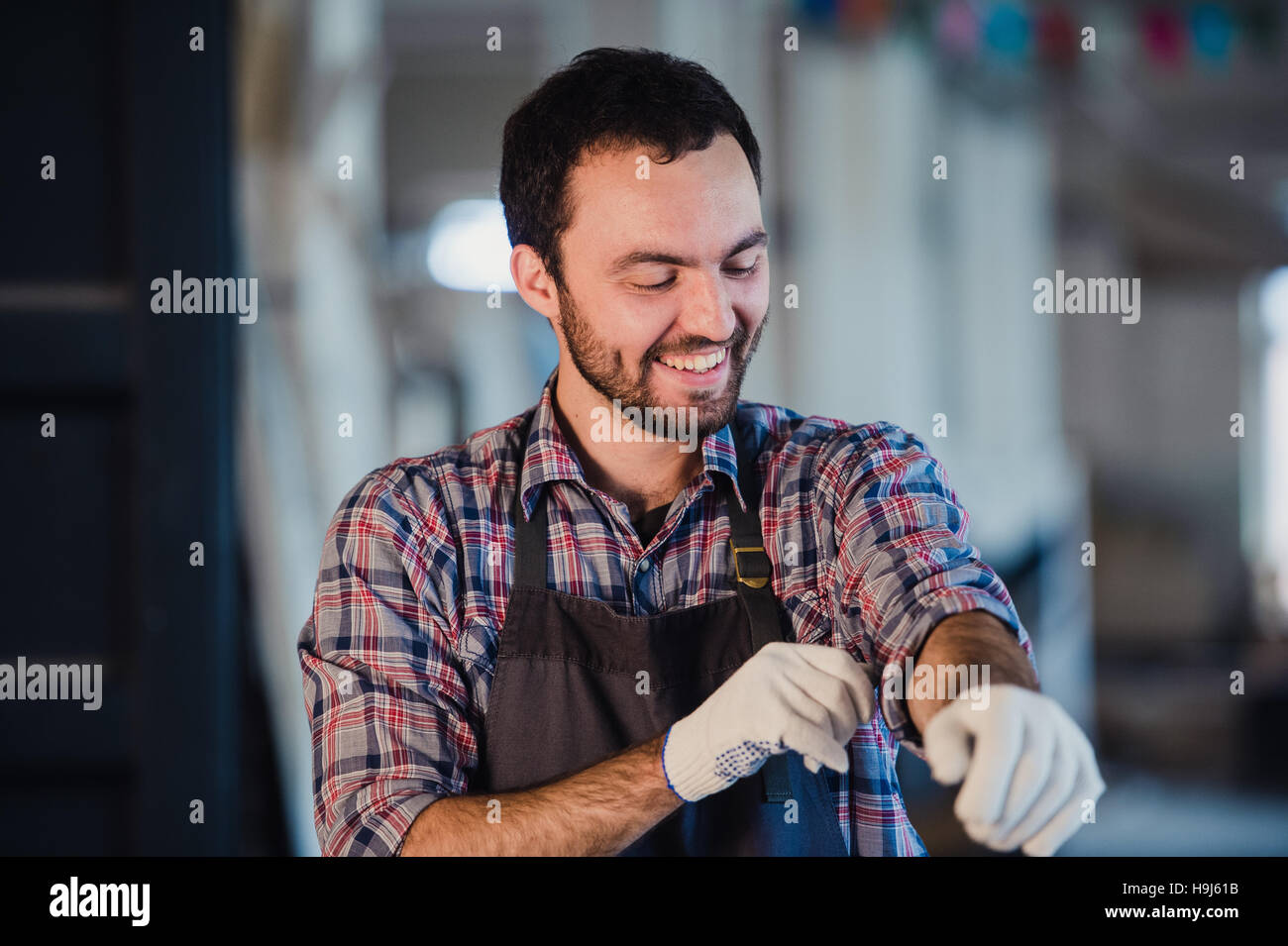 Glückliche junge Handwerker Tischler in Werkstatt, Lächeln Stockfoto