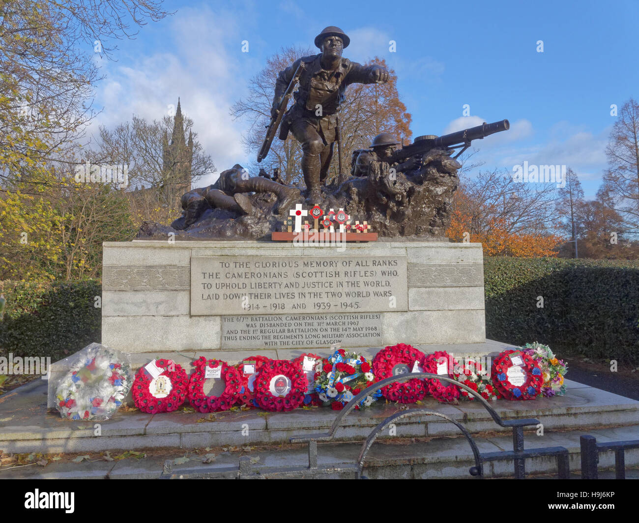 Das Cameronians (Scottish Rifles) Kriegerdenkmal steht an der südwestlichen Ecke von Kelvingrove Park in der Nähe von Kelvingrove Art Gallery Stockfoto