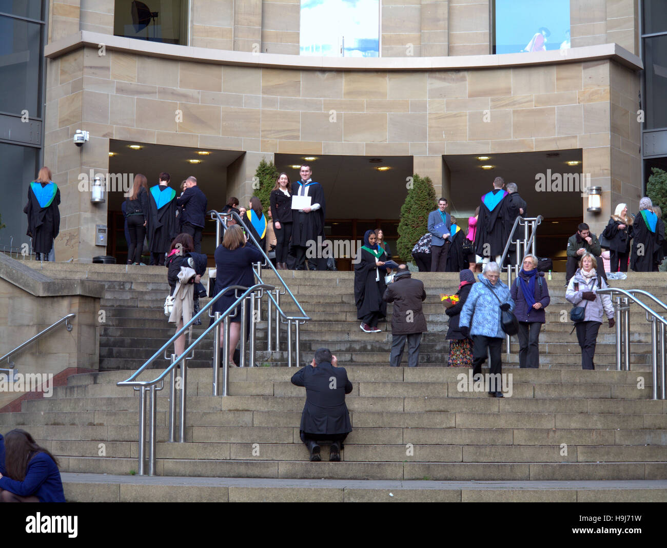 Universitätsabschluss in Glasgow royal Concert Hall schwappt die Schritte der Sauchiehall und Buchanan Street junction Stockfoto