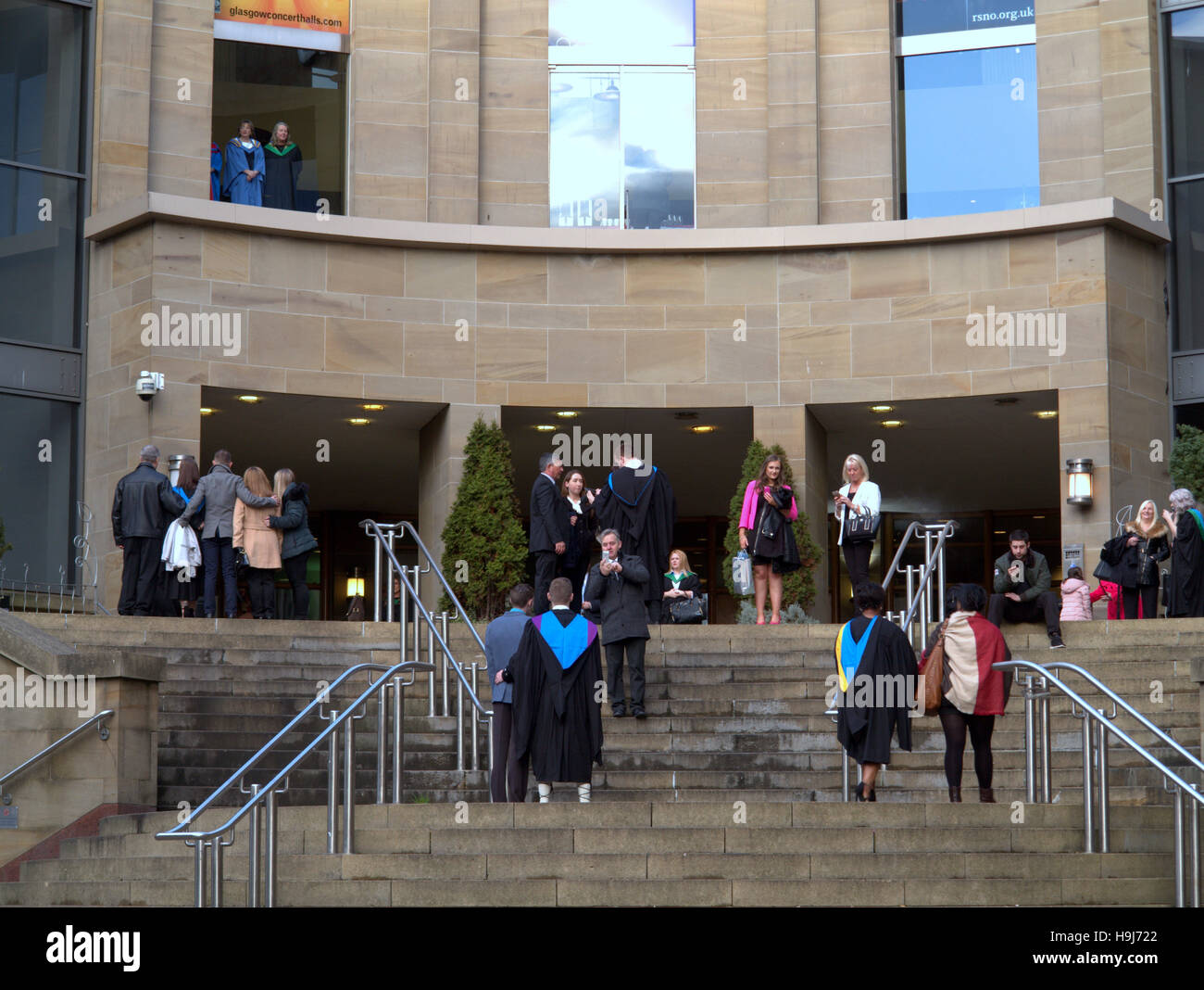 Universitätsabschluss in Glasgow royal Concert Hall schwappt die Schritte der Sauchiehall und Buchanan Street junction Stockfoto