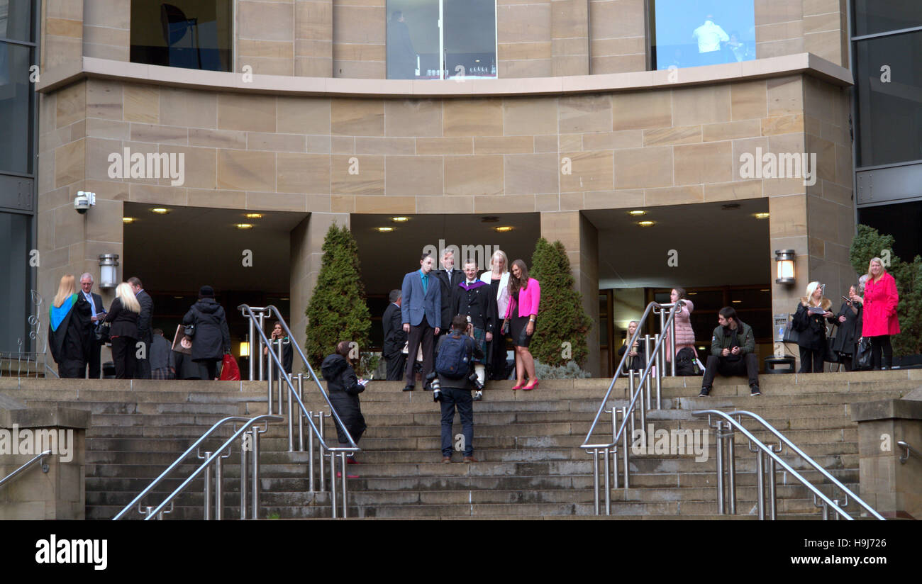 Universitätsabschluss in Glasgow royal Concert Hall schwappt die Schritte der Sauchiehall und Buchanan Street junction Stockfoto