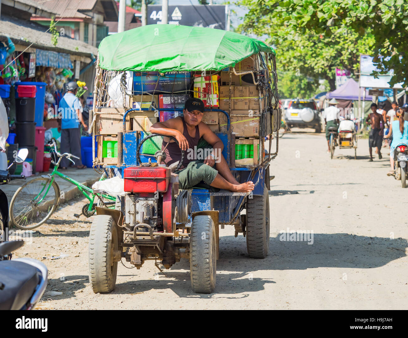 Klein-LKW Transport von Fracht in Mrauk U, eine Stadt im Rakhine-Staat von Myanmar Stockfoto