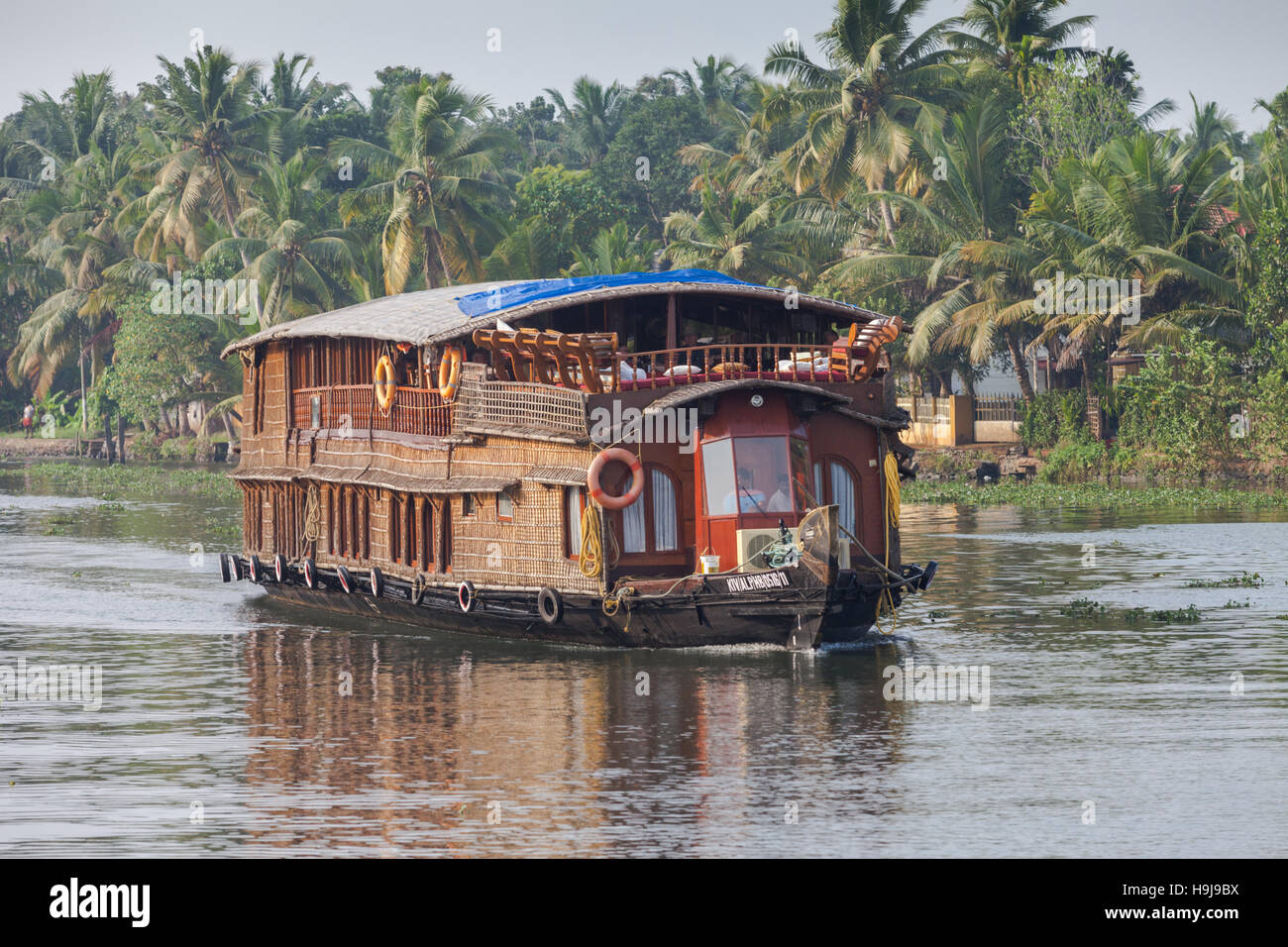 Hausboot auf den Backwaters von Kerala, Indien. Diese Boote sind für Touristen und sind sehr beliebt und preiswert. Stockfoto