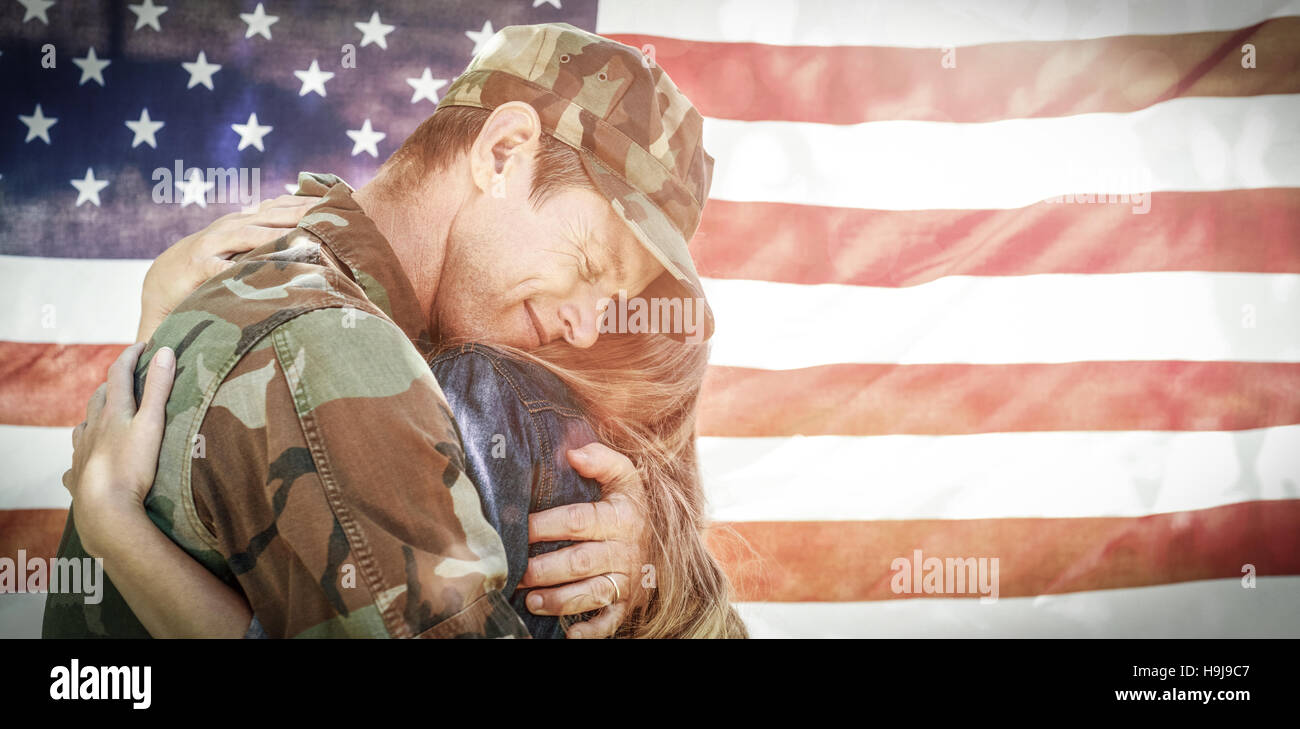 Amerikanischer Soldat wieder vereint mit seinem partner Stockfoto