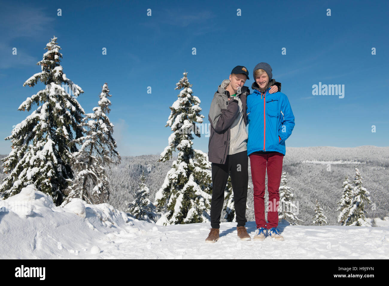 Brüder genießen Wesen im Schnee am Col De La Faucille, Gex, Ain, französische Jura, Frankreich Stockfoto