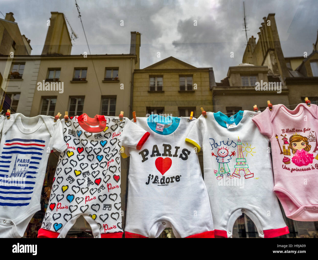 Kinder Kleidung zum Verkauf in Paris, Frankreich Stockfoto