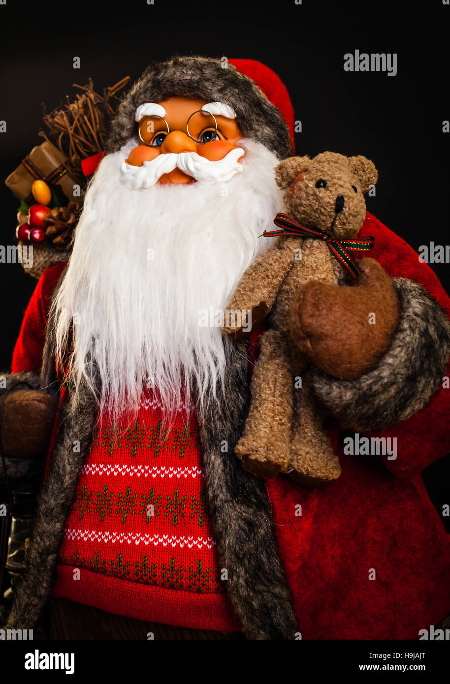 Santa Claus Oberkörper hautnah mit schwarzem Hintergrund. Stockfoto