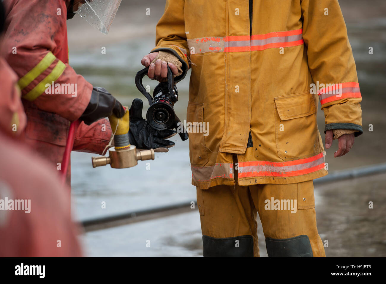 Feuerwehrleute tragen-Host-Anschluss Stockfoto