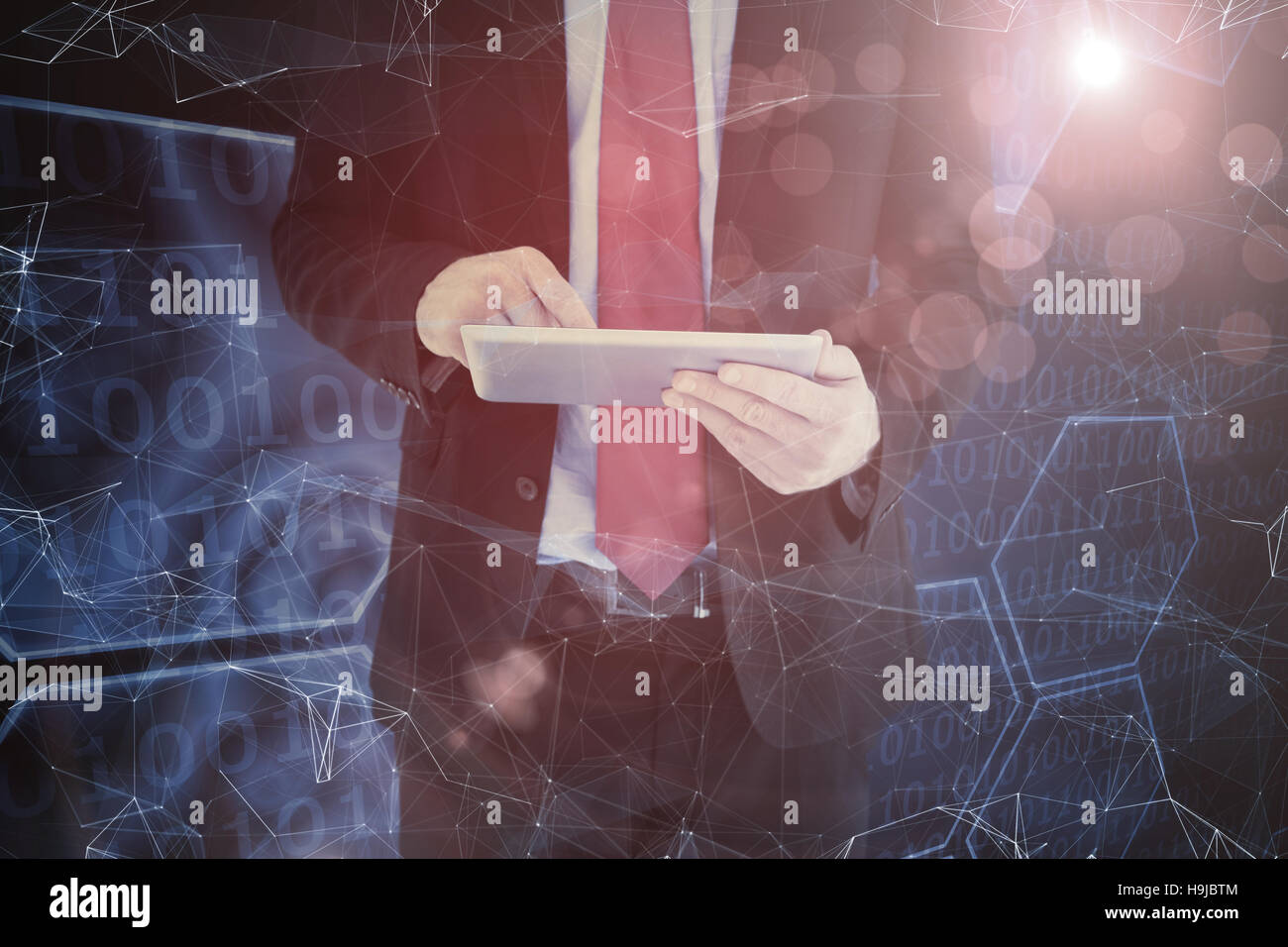 Zusammengesetztes Bild des Kaufmanns Scrollen auf seine digital-Tablette Stockfoto