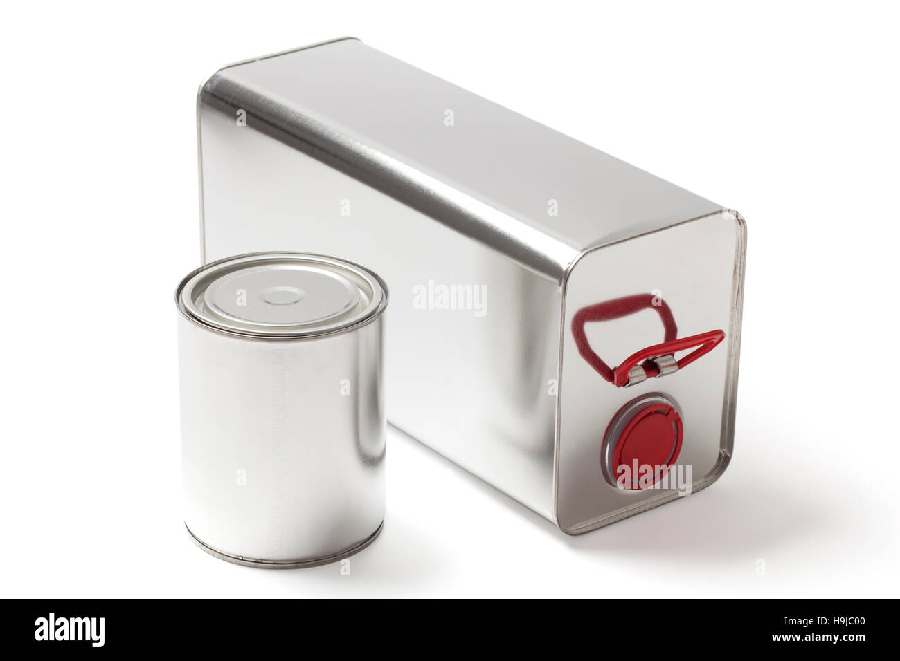 Zwei verschiedene Blechdosen für Farbe und chemische Produkte auf weiß mit Beschneidungspfad. Stockfoto