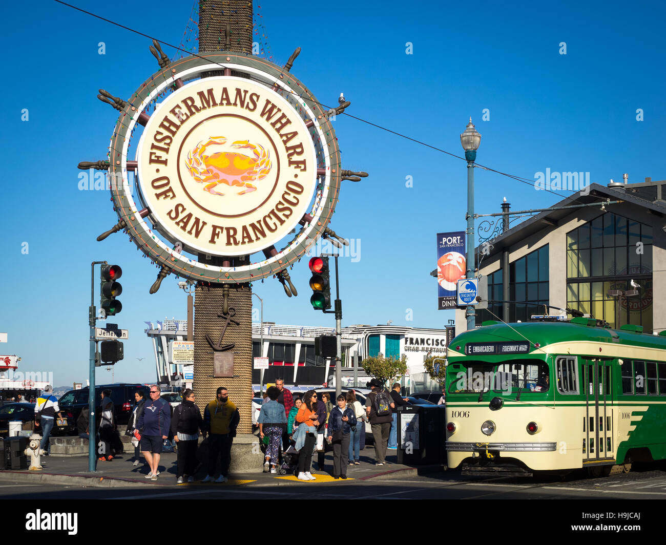 Ein Blick auf die berühmte Fishermans Wharf Zeichen, mit einer F-Line-Straßenbahn vor, in San Francisco, Kalifornien. Stockfoto