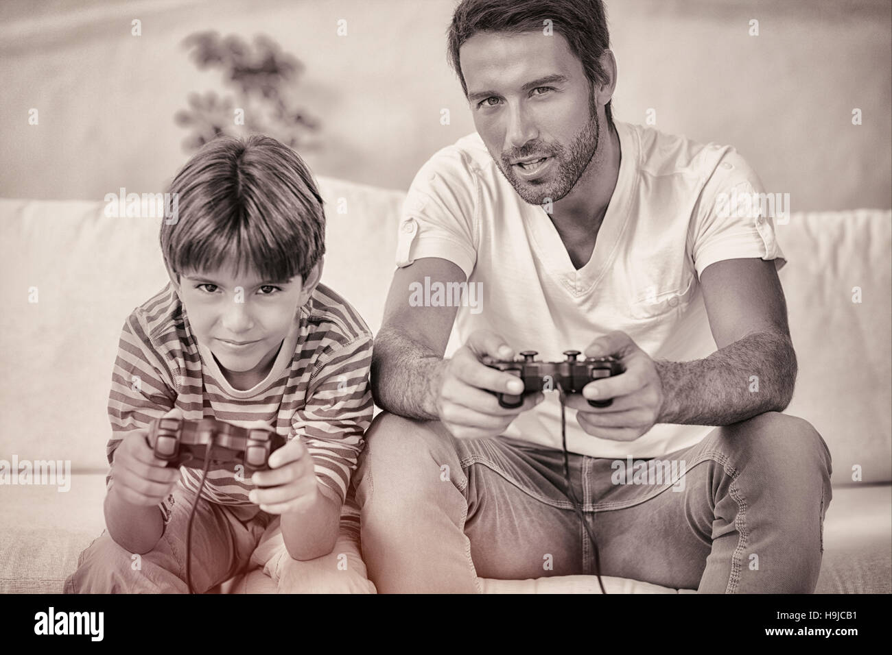 Vater und Sohn spielen von Videospielen Stockfoto