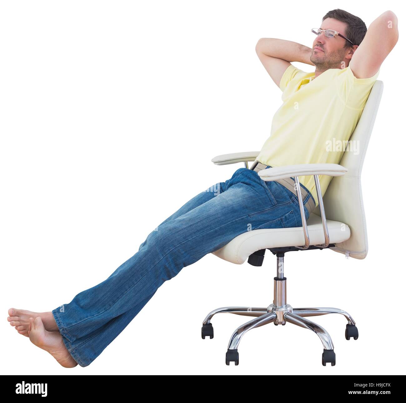 Mann sitzt auf einem Drehstuhl Stockfoto