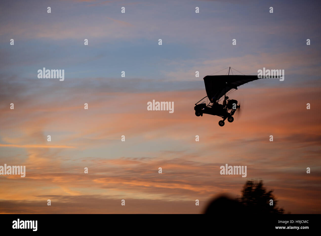 Gleitschirm fliegen in den Himmel Stockfoto