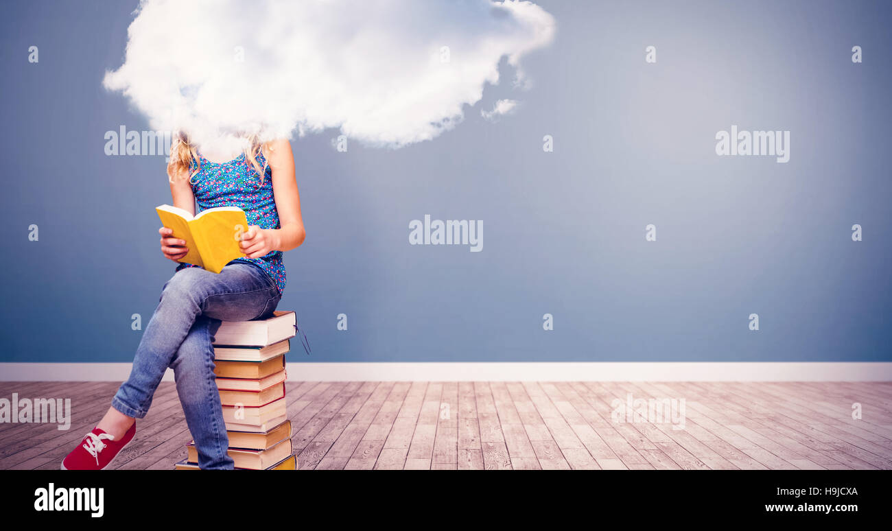 Zusammengesetztes Bild der niedliche kleine Mädchen-Lesebuch in Bibliothek Stockfoto