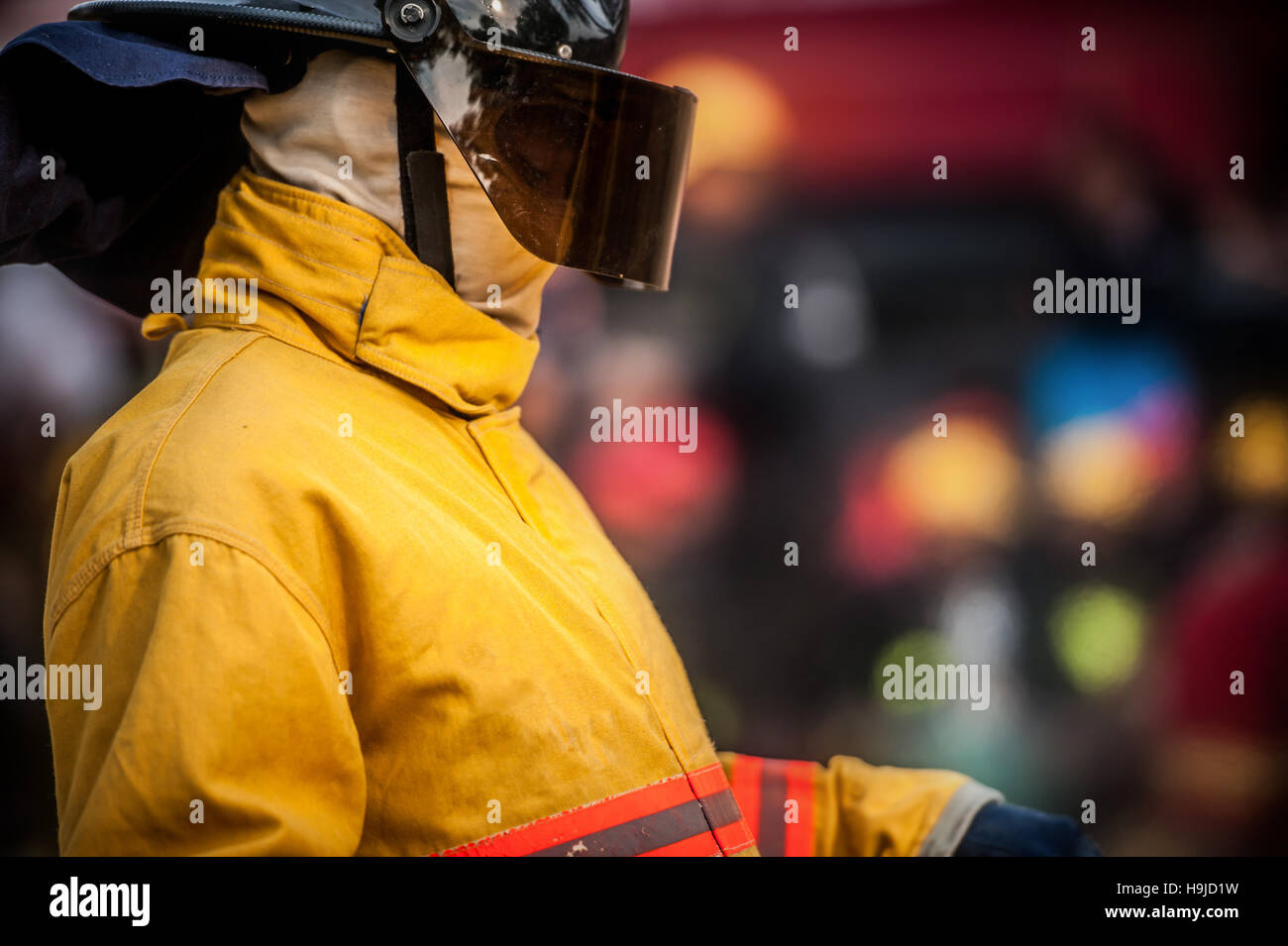 Eine Feuerwehr kleiden ihre Klage vor der Inbetriebnahme Stockfoto