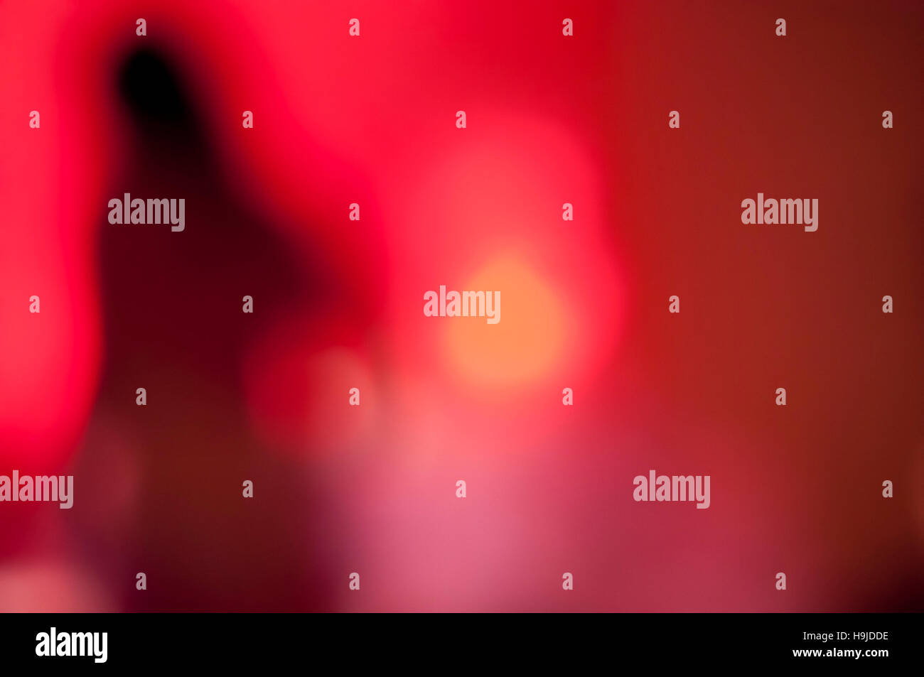 Abstrakt rot-Farbton-Hintergrund mit ein dunkles unscharfen Motiv auf dem linken Querformat Stockfoto