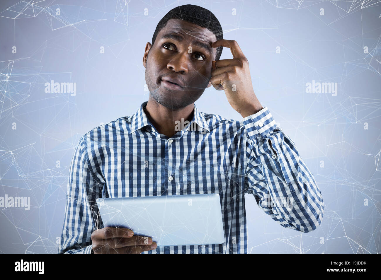Zusammengesetztes Bild jungen Geschäftsmann denken und halten tablet Stockfoto