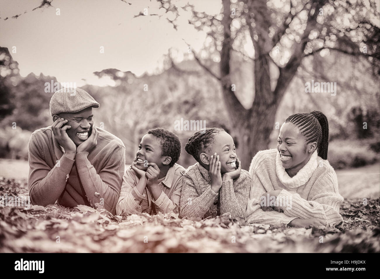 Porträt einer jungen lächelnd Familie im liegen lässt Stockfoto