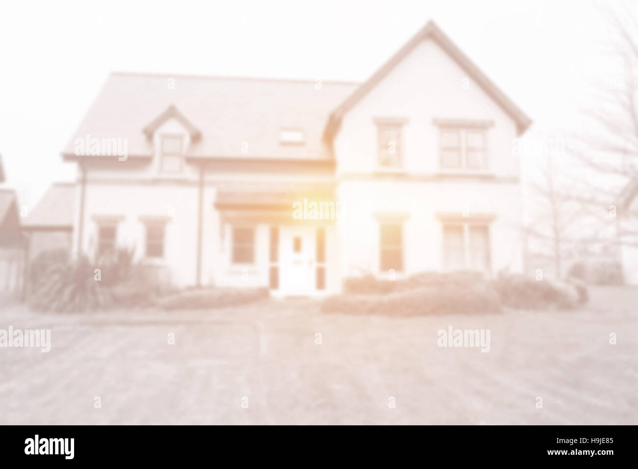 Vor dem Haus mit hellem Licht Stockfoto