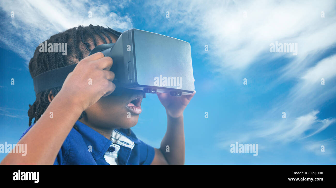 Zusammengesetztes Bild des Höhenplans kleinen Jungen halten virtuelle Brille Stockfoto
