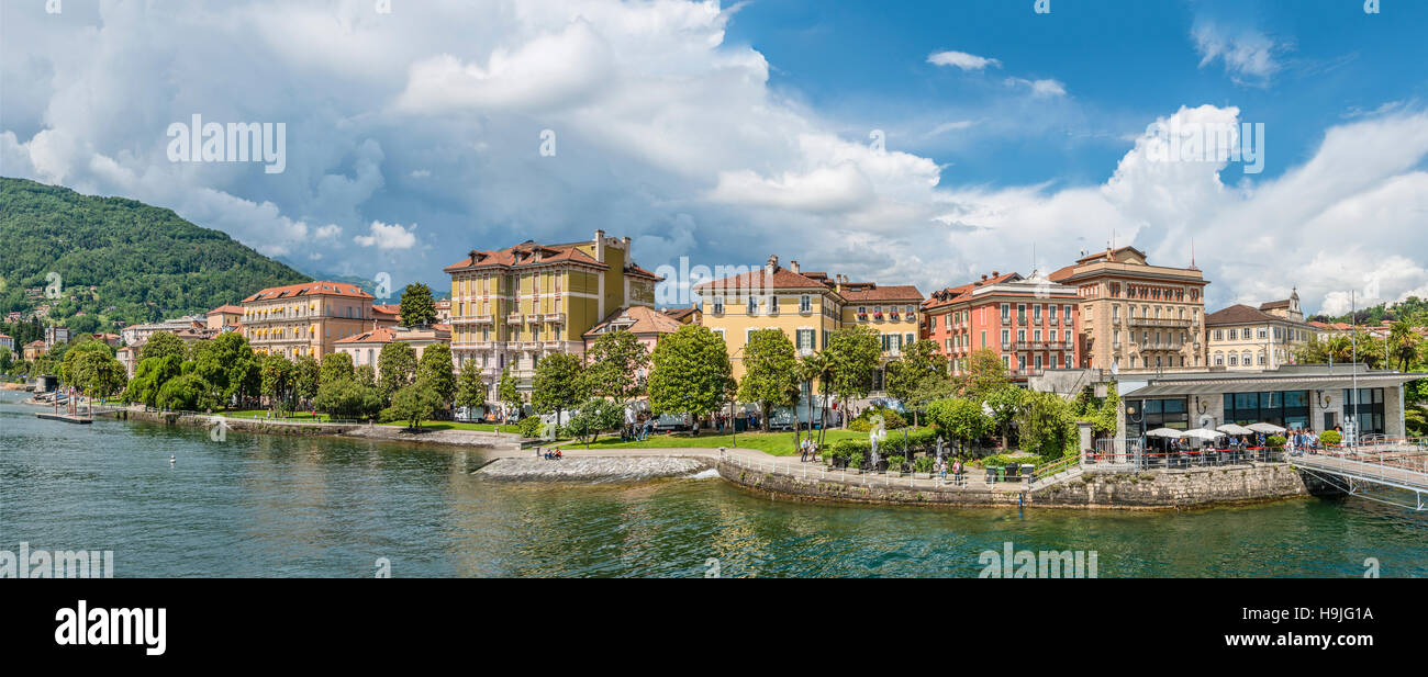Waterfront of Pallanza am Lago Maggiore von der Küste aus gesehen, Piemont, Italien Stockfoto
