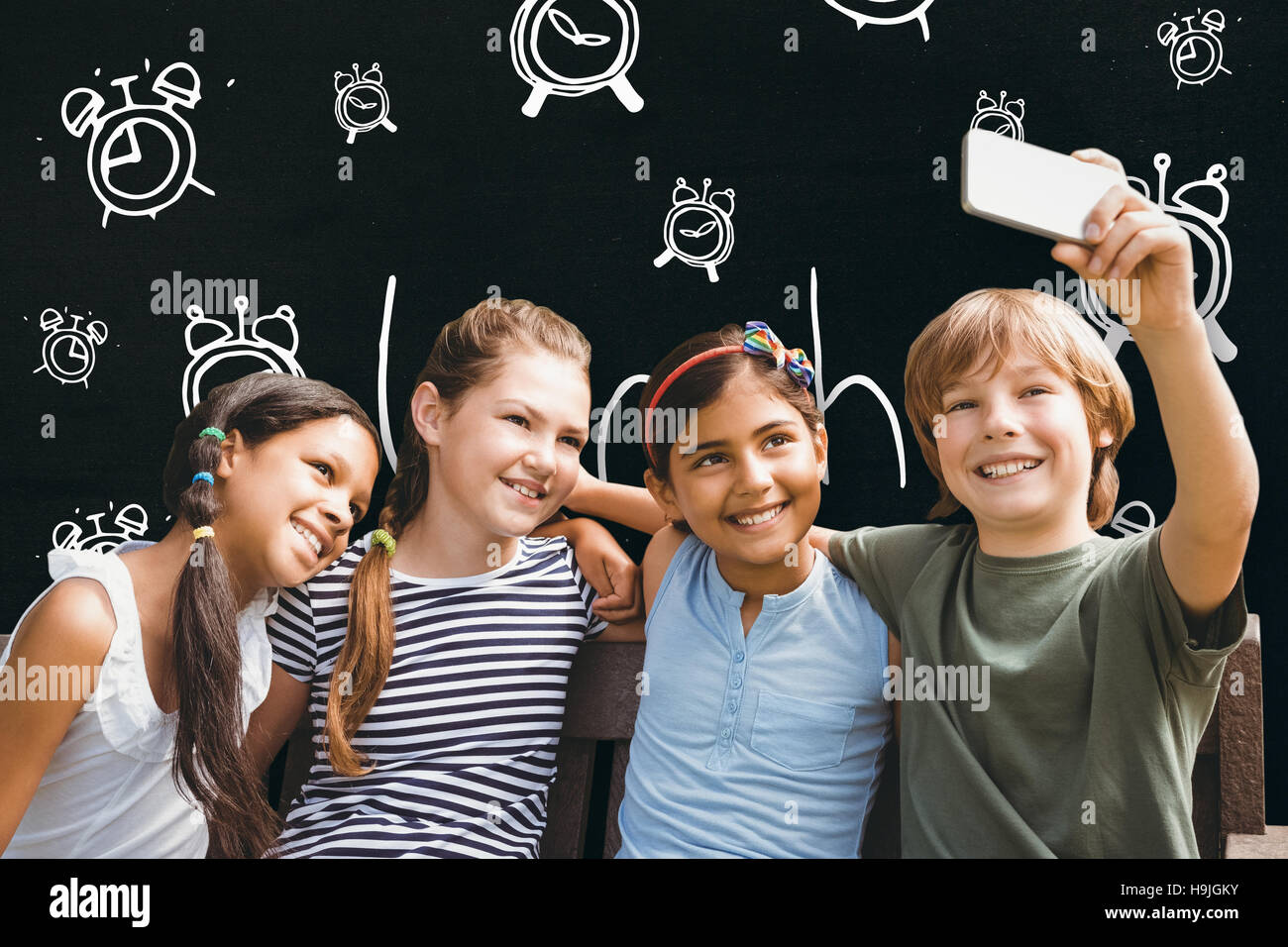 Zusammengesetztes Bild von glücklichen Kindern nehmen Selfie im park Stockfoto
