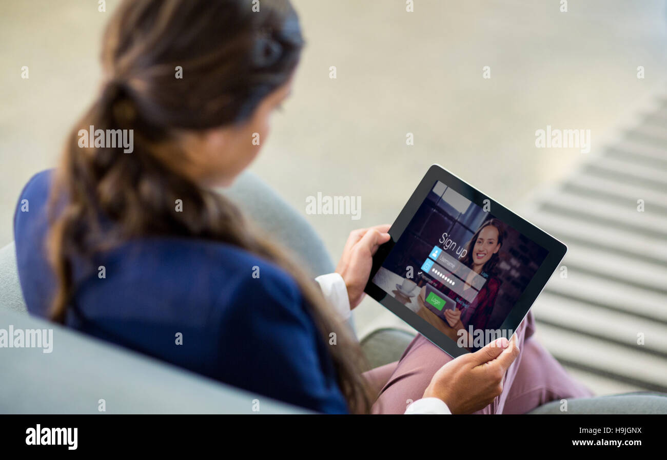 Zusammengesetztes Bild der Login-Bildschirm mit dunkelhaarige Frau mit Kaffee und laptop Stockfoto
