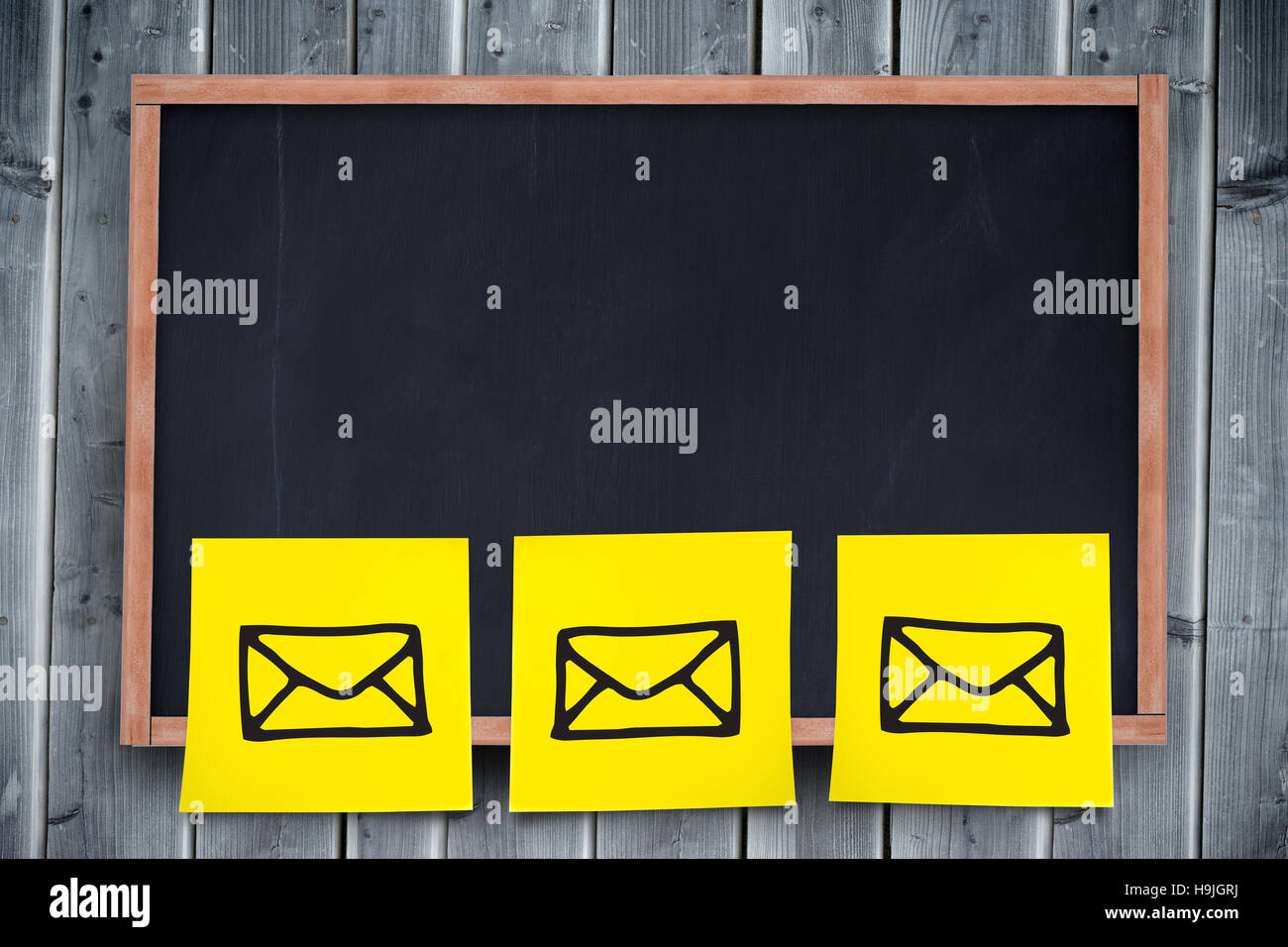 Zusammengesetztes Bild der digitalen zusammengesetztes Bild der gelben selbstklebendes Papier Stockfoto