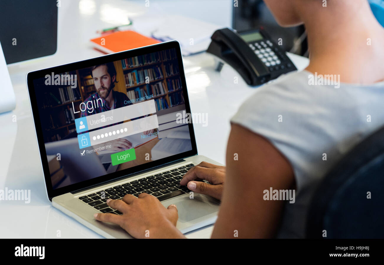 Zusammengesetztes Bild der Login-Bildschirm mit Hipster in Bibliothek und laptop Stockfoto