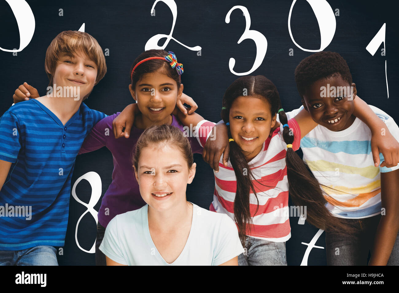 Zusammengesetztes Bild von glücklichen Kindern bilden Huddle im park Stockfoto