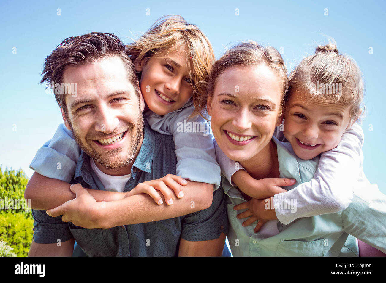 Glückliche Eltern mit ihren Kindern Stockfoto