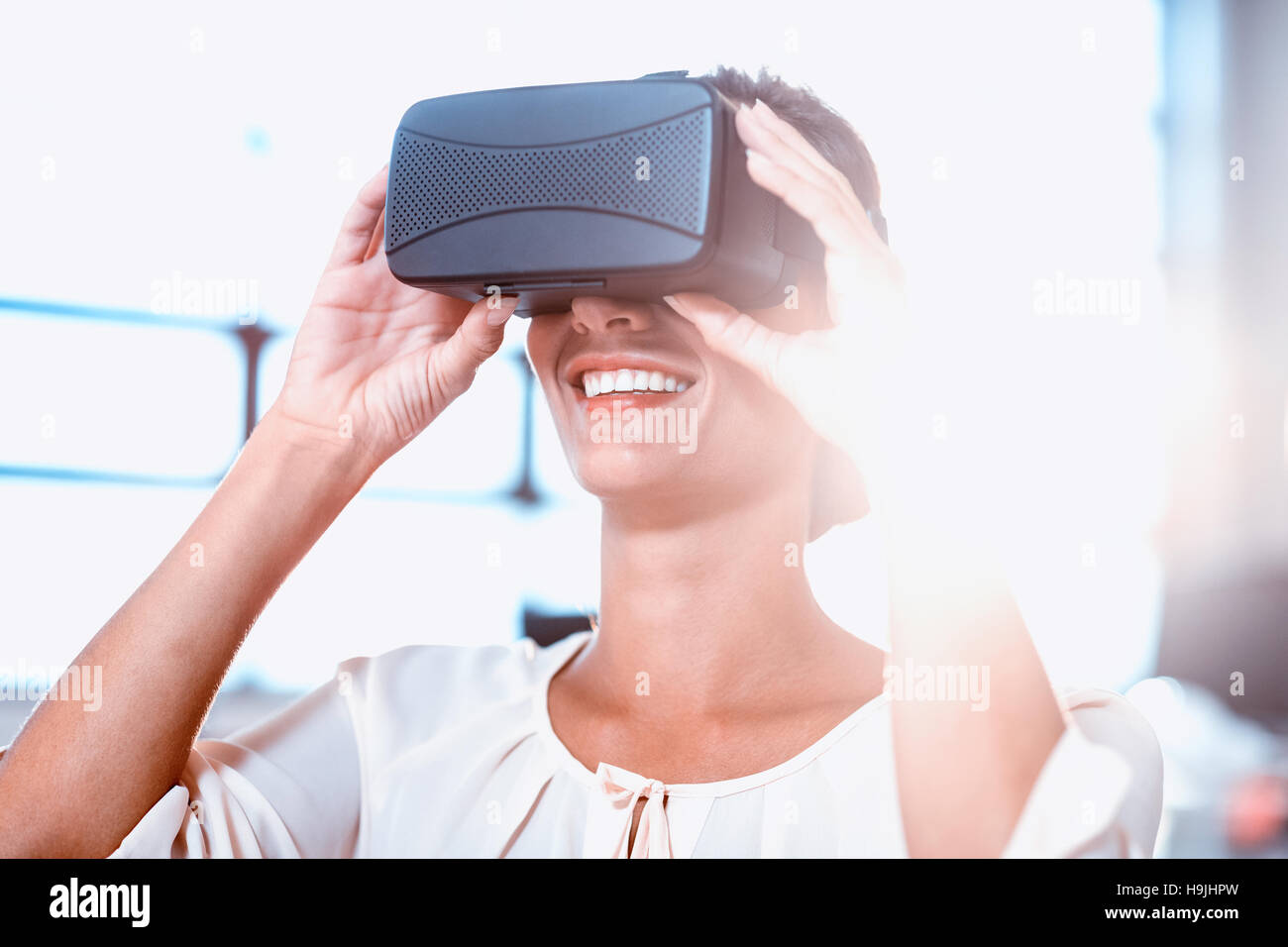 Junge Frau mit der virtual-Reality-Kopfhörer Stockfoto
