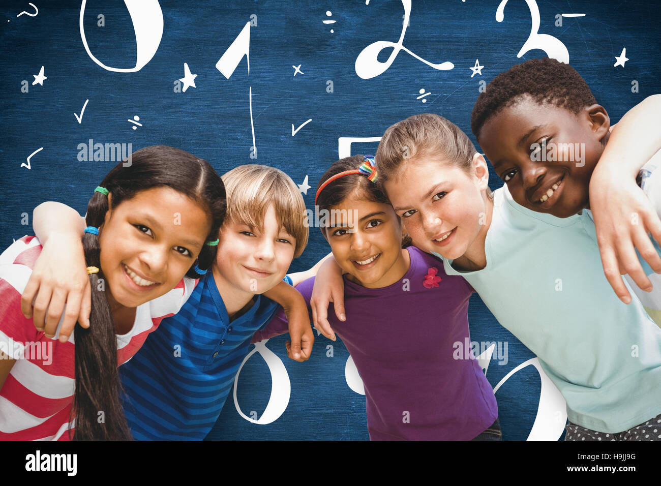 Zusammengesetztes Bild von glücklichen Kindern bilden Huddle im park Stockfoto