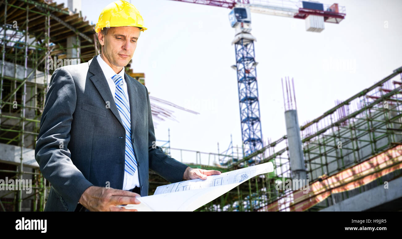 Zusammengesetztes Bild des Architekten halten Blaupause Stockfoto