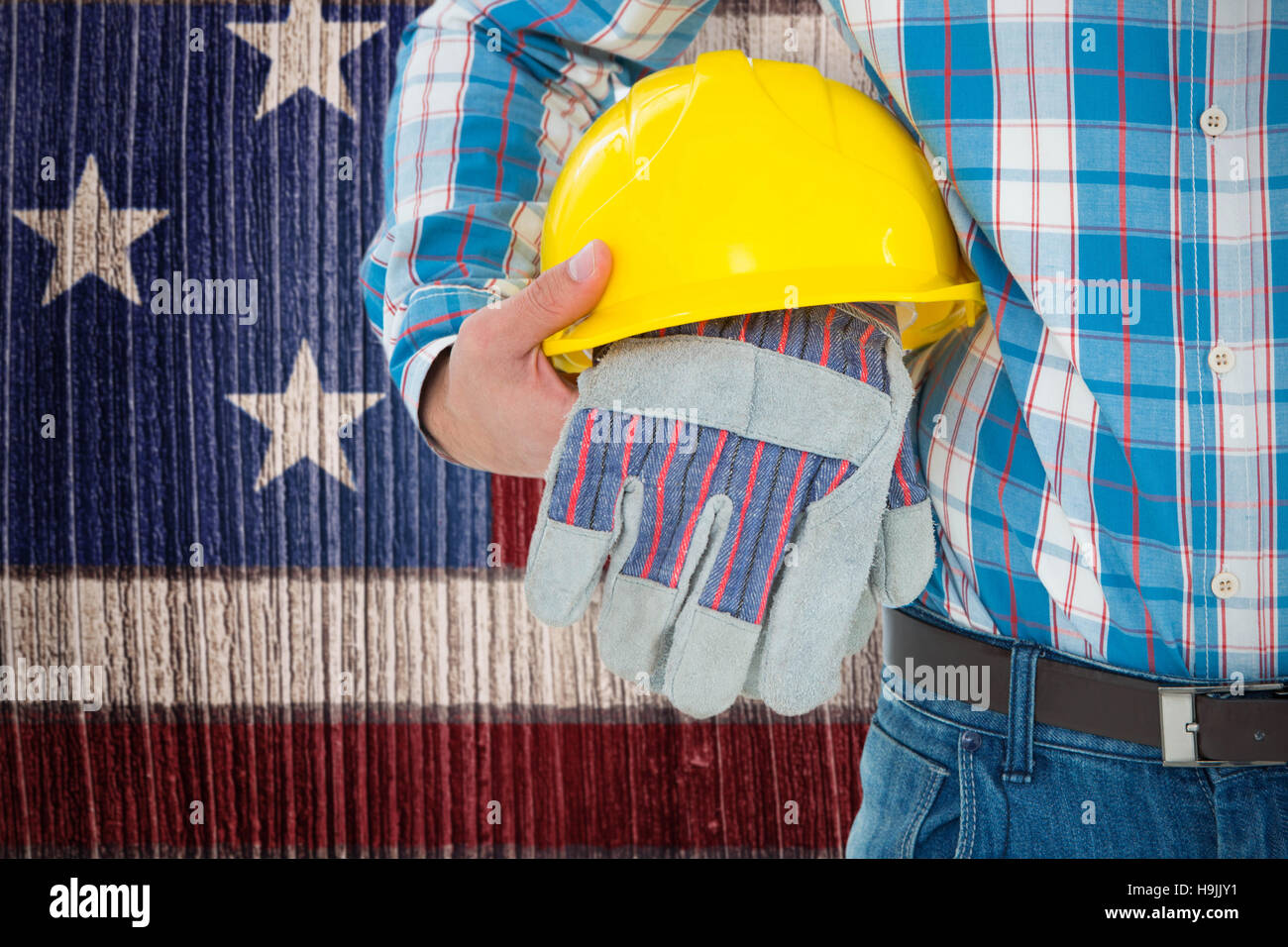 Zusammengesetztes Bild der Bauarbeiter mit Helm und Handschuhe Stockfoto